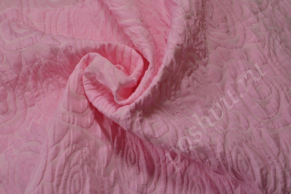 Нежно-розовая жаккардовая ткань с эффектом жатки со скидкой