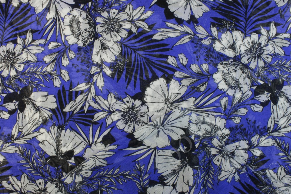 Шифоновая ткань синего цвета в белый флористический узор