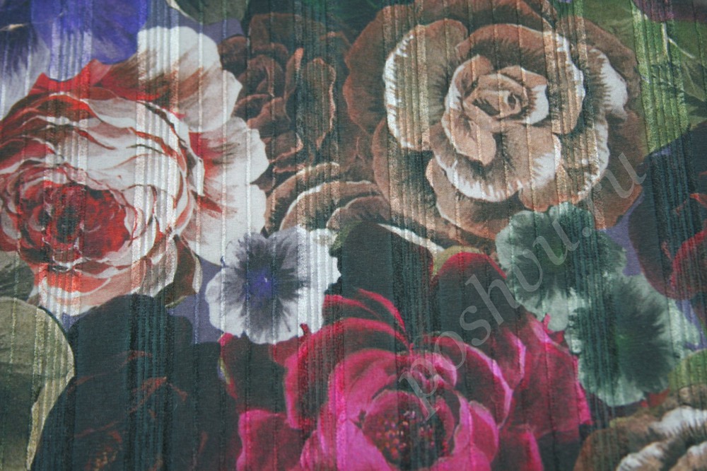 Жаккардовая ткань с ярким цветочным узором