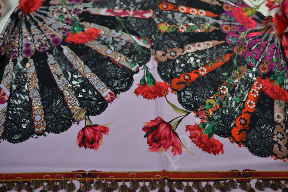 Ткань шелк сиренево-белого цвета с изображением вееров и цветов