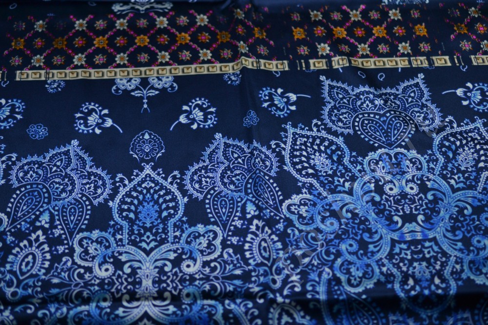 Шелковая ткань темно-синего цвета в орнамент голубого оттенка