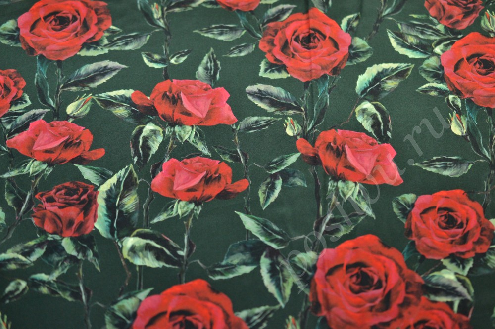 Шелковая ткань Dolce&Gabbana темно-зеленого цвета в красных розах