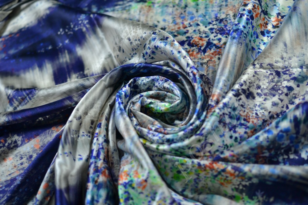 Шелковая ткань сине-белого оттенка в цветочный узор