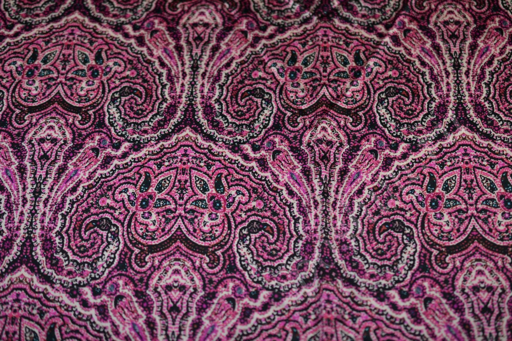 Шелковая ткань Dolce&Gabbana в нежный узор розово-сиреневого оттенка