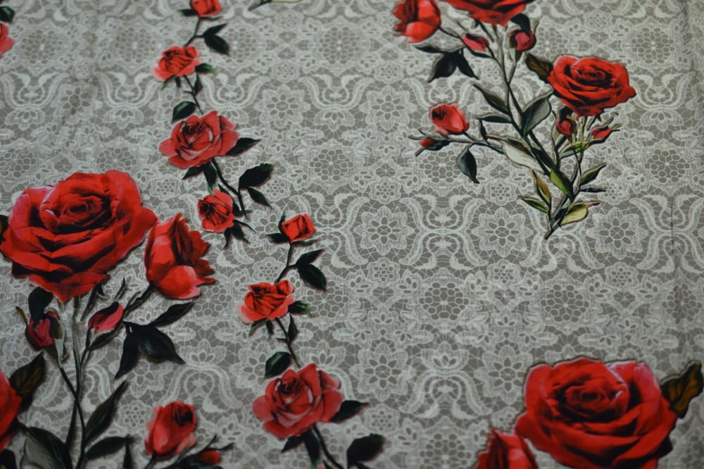 Шелковая ткань Dolce&Gabbana серого цвета с белым кружевным узором и красными розами