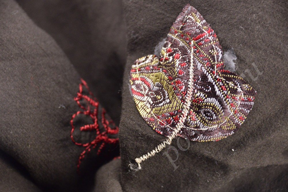 Ткань строгая атлас-тафта набивная чёрного цвета с аппликацией из листьев и вышитыми цветами