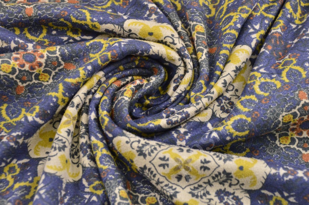Трикотажная ткань синего оттенка в цветочный узор