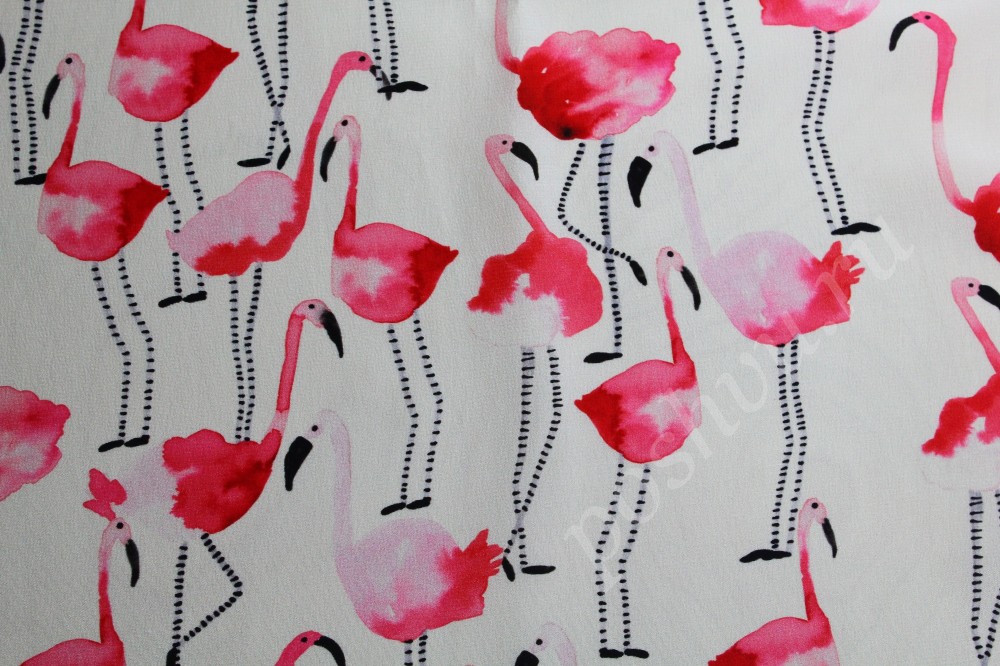 Ткань шелк белого оттенка с розовым фламинго