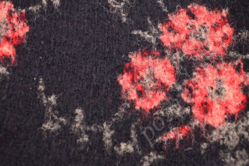 Тёмная пальтовая ткань с красным цветочным принтом