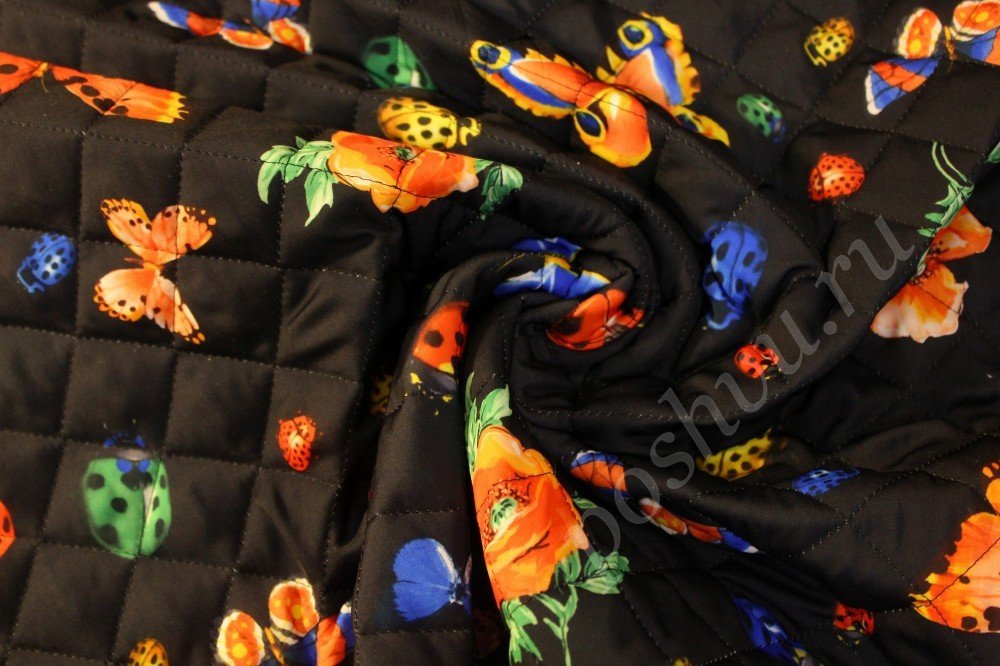 Ткань курточная стеганая черного оттенка в цветы и бабочи