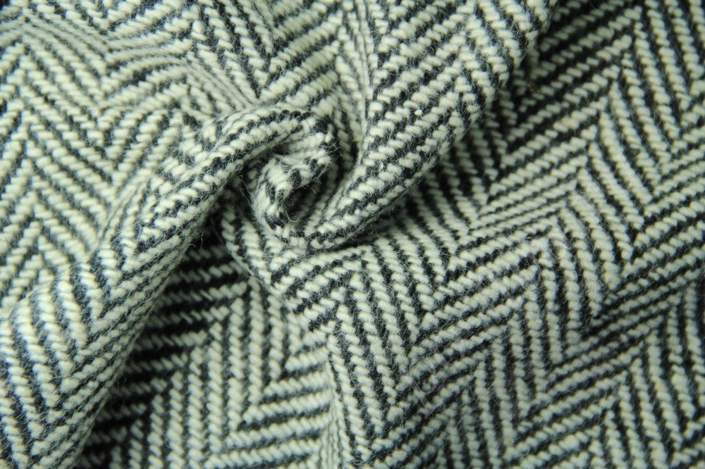 Ткань пальтовая в узор елочкой черно-белого цвета