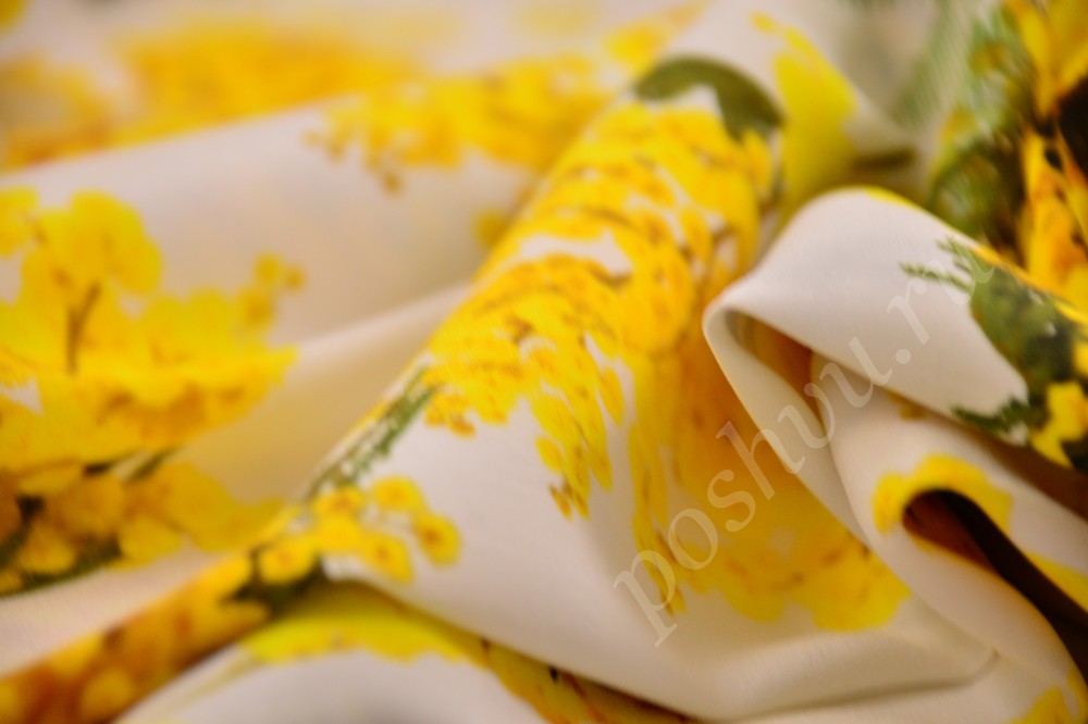 Брендовая ткань из шелка с флористическими узорами на белом фоне