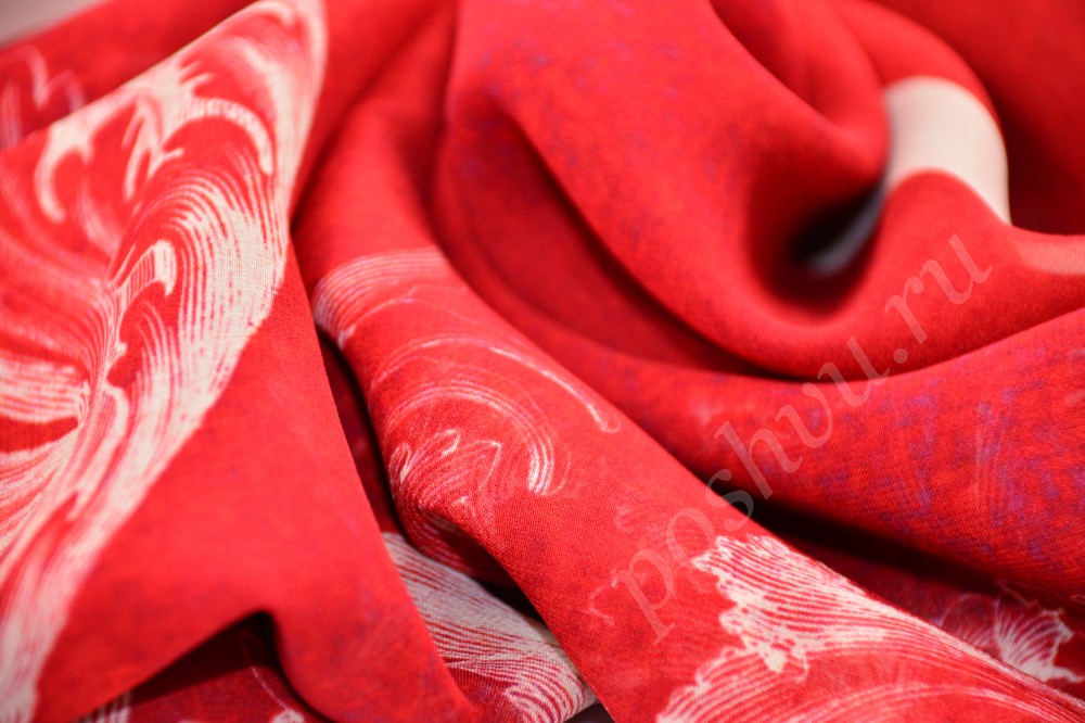 Чудесная шелковая ткань рубинового красного цвета с флористическим узором