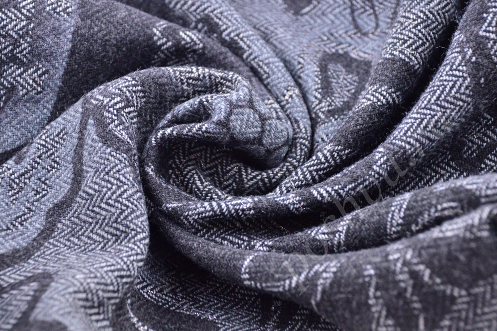 Костюмная ткань серого цвета с елочной структурой волокон и цветочными узорами светло-серого цвета