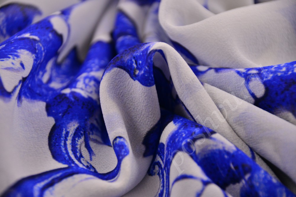 Натуральная шелковая ткань воздушного серого цвета с небесно-голубыми цветами