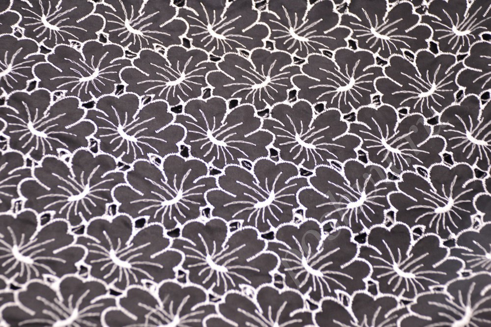 Необычная ткань из шелка черного цвета с белыми графическими цветами