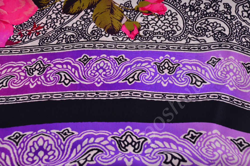 Необыкновенная шелковая ткань с разноцветным фоном и черно-белым орнаментом