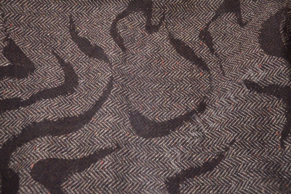 Плотная костюмная ткань коричневого цвета с ёлочным орнаментом и абстрактными разводами