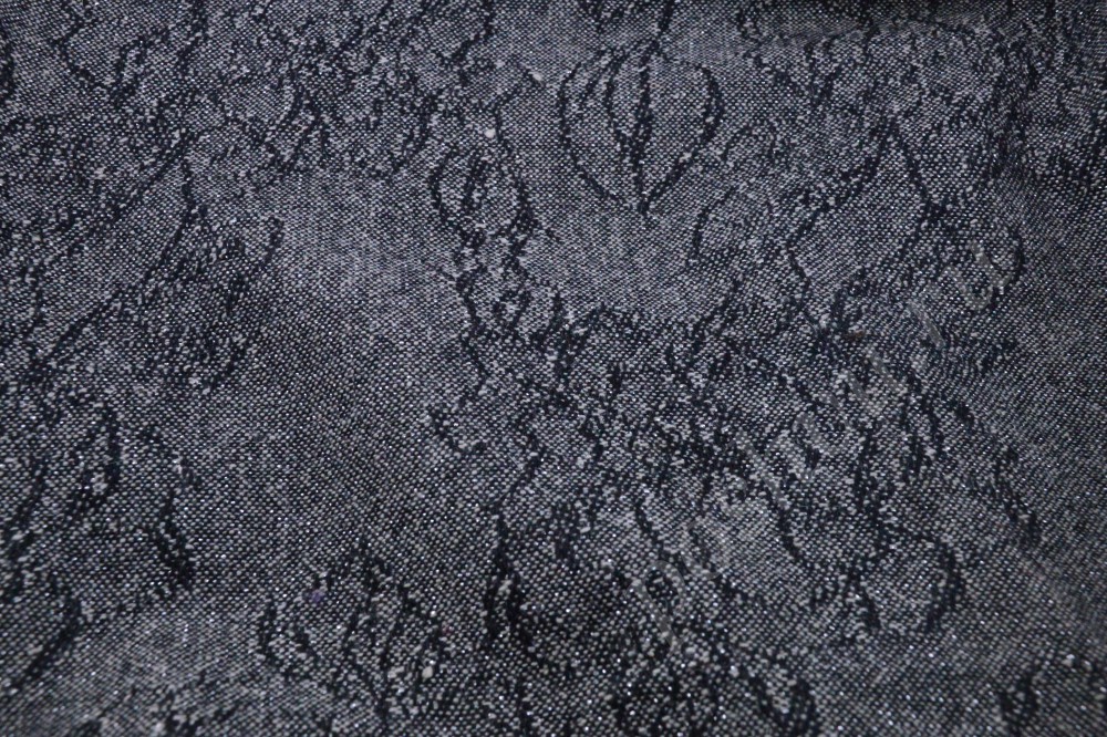 Плотная костюмня ткань серого цвета с чёрным рисунком