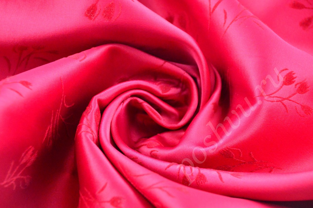 Превосходная атласная ткань кораллово-розового оттенка с набивным принтом