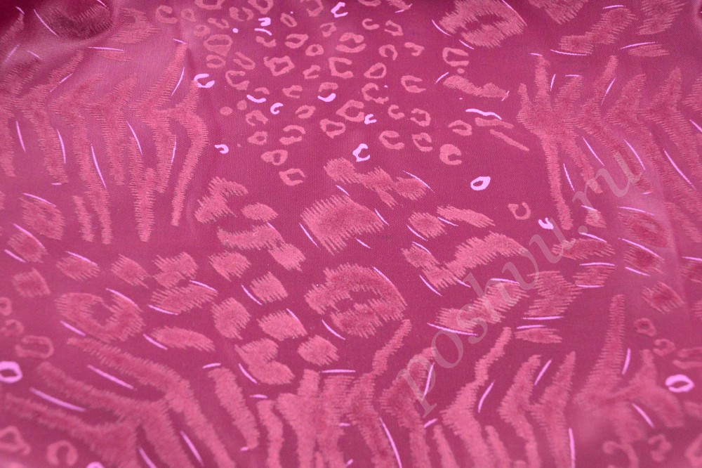 Роскошная атласная ткань розово-винного оттенка с абстрактным узором