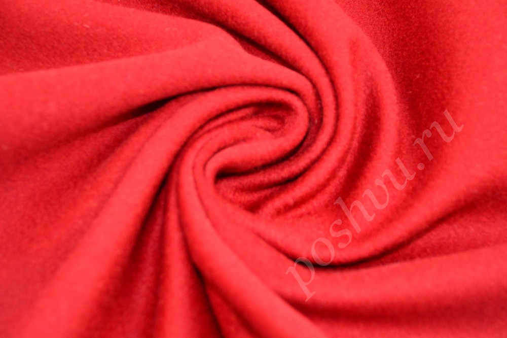 Сногсшибательная пальтовая ткань классического красного цвета