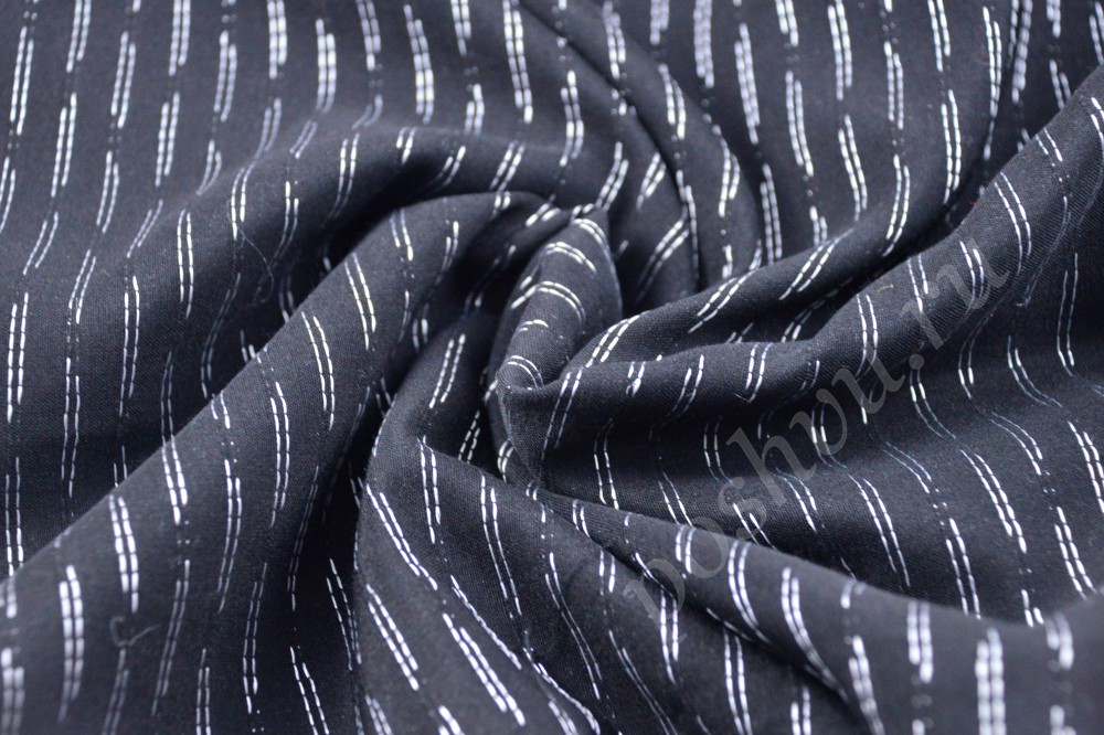 Стильная костюмная ткань черного цвета с узором в виде черточек
