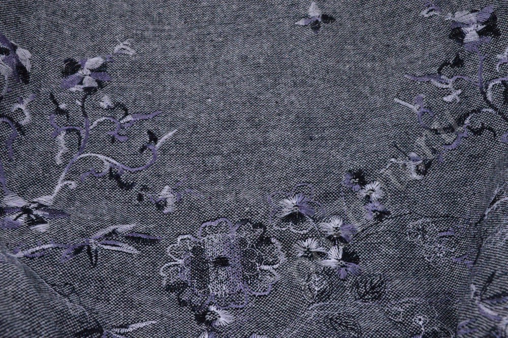 Стильная костюмная ткань серого цвета с вышитым цветочным орнаментом