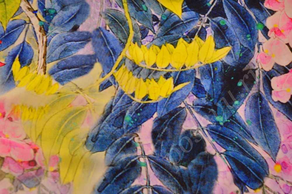 Стильная шелковая ткань с узором из листьев и цветов разного цвета