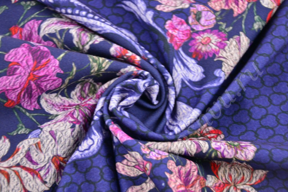 Трикотажная ткань темно-синего цвета с яркими крупными цветами