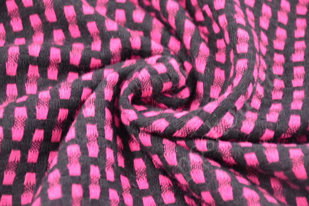 Яркая костюмная ткань с розовым фоном в черную клетку
