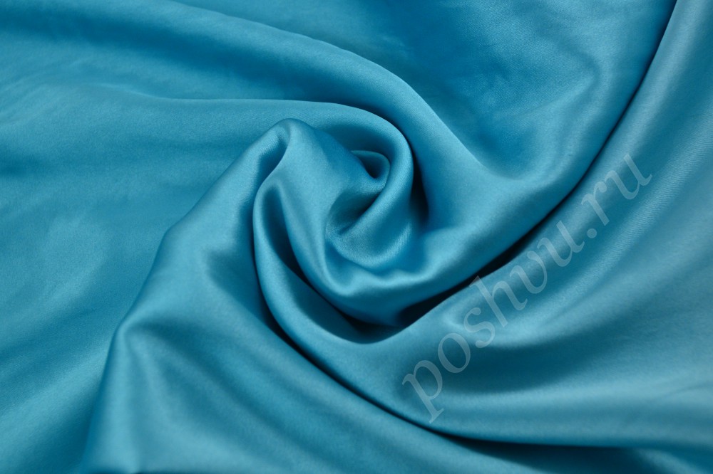 Яркая шелковая ткань голубоватого цвета морской волны