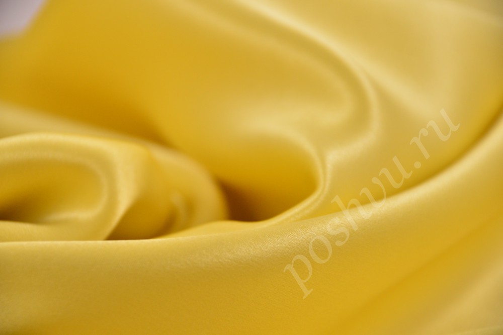 Яркая шелковая ткань интенсивного лимонного желтого цвета