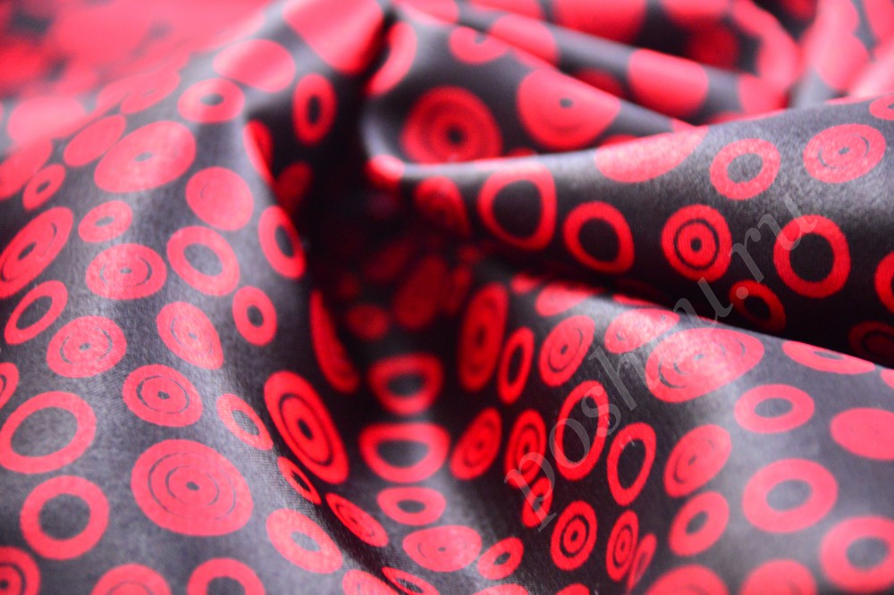 Яркая ткань из набивного атласа в горошок красно-черного цвета