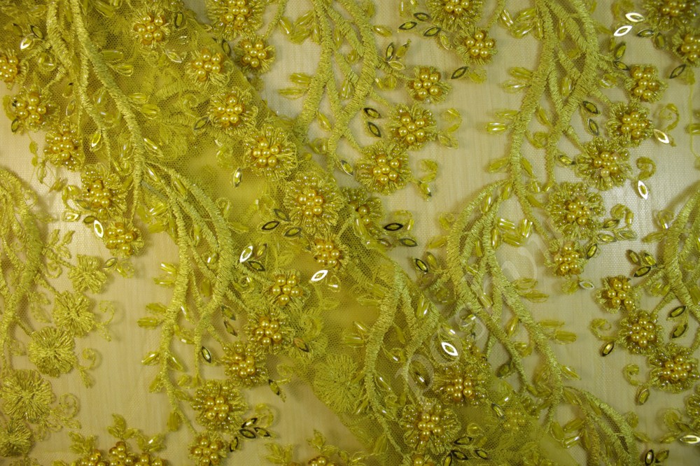 Ткань желтого цвета со стеклярусом