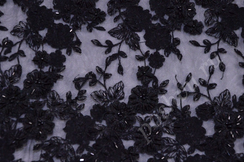 Гипюровая ткань классического чёрного оттенка с оригинальной ручной вышивкой