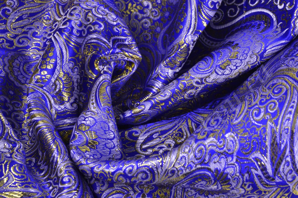 Эффектная парчовая ткань насыщенного синего цвета с флористическим узором