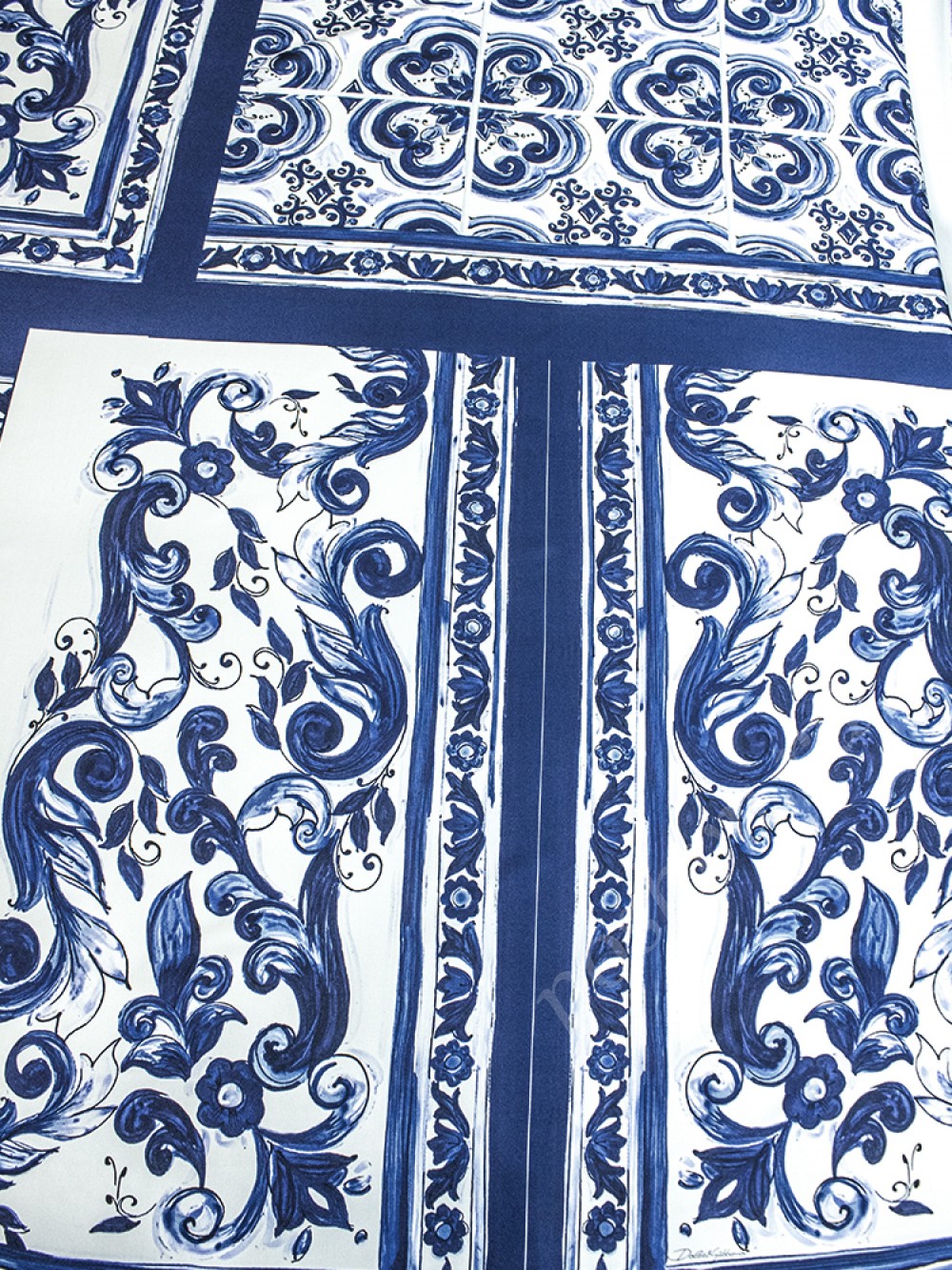 Натуральный шелк Dolce&Gabbana с рисунком (купон), цвет - синий и белый