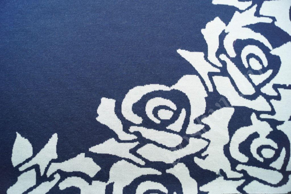 Трикотаж жаккардовый синего цвета с бежевыми розами (Раппорт 1,1м)