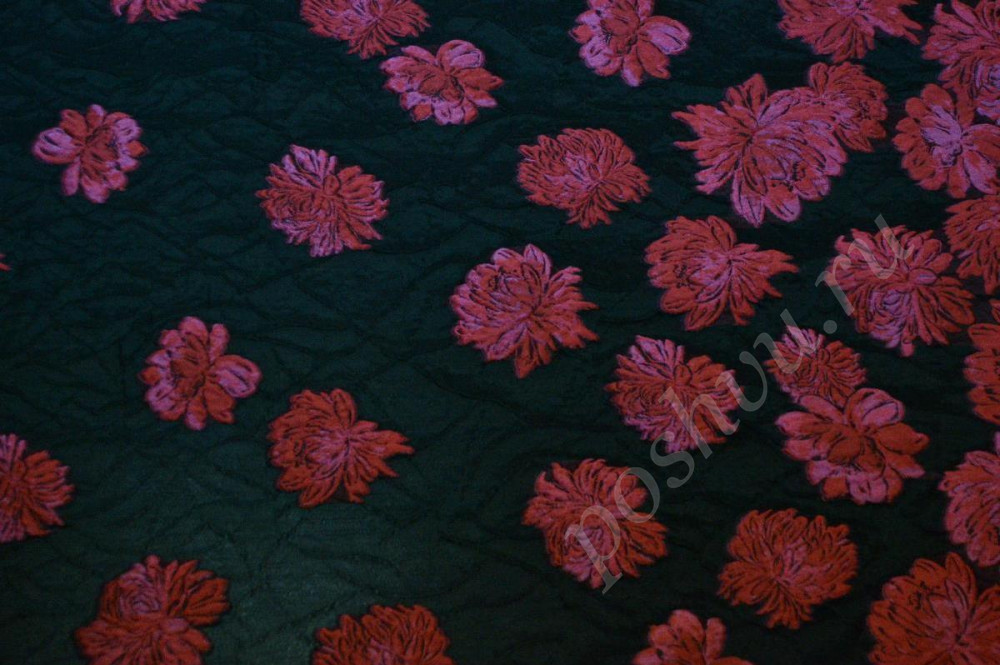 Жаккард на муарово-черном шелке цветы цвета сангрия