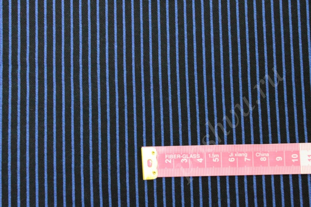 Ткань трикотаж, ярко-синяя полоска на черном фоне