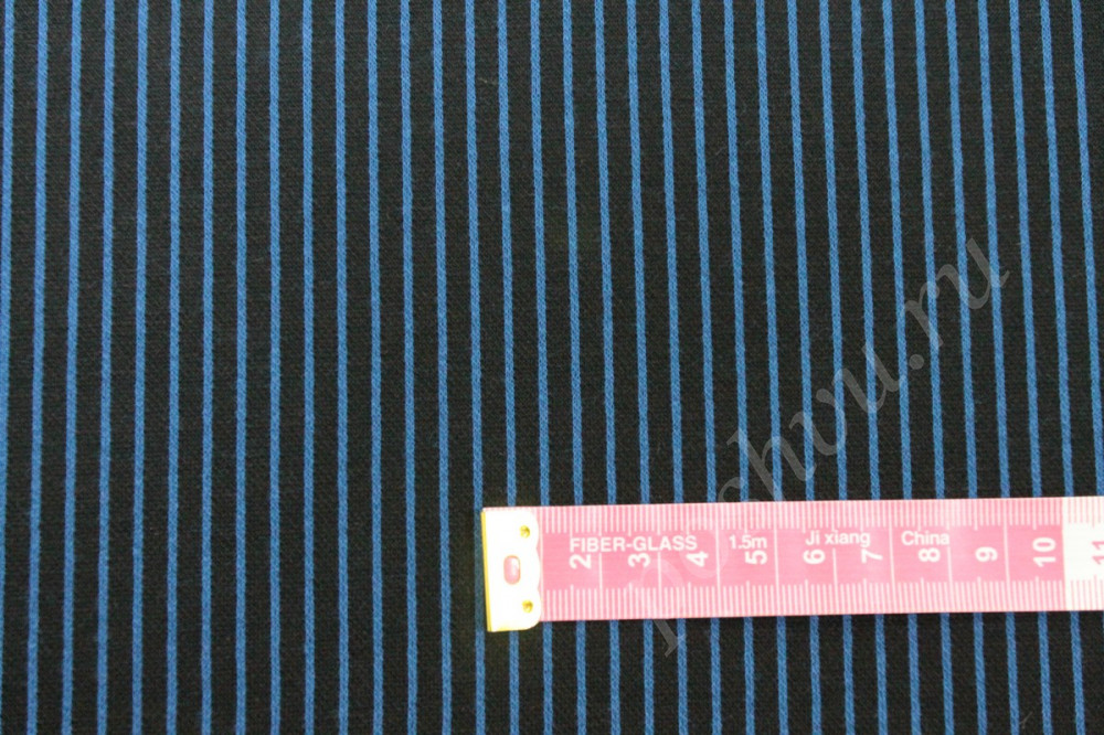 На черном фоне трикотажной ткани голубая полоска