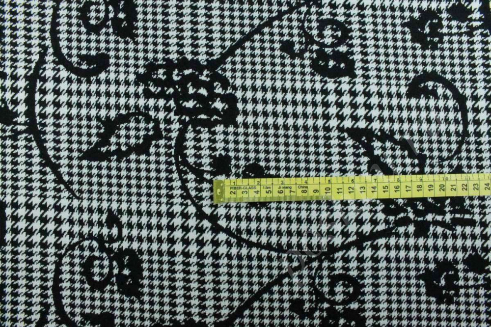 Трикотаж черно-белого цвета гусиная лапка с вензелями