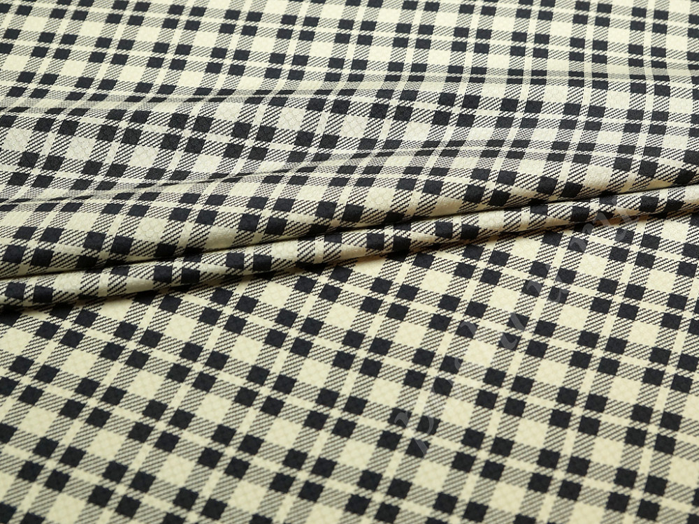 Шелк, геометрический узор черно-серебристого цвета
