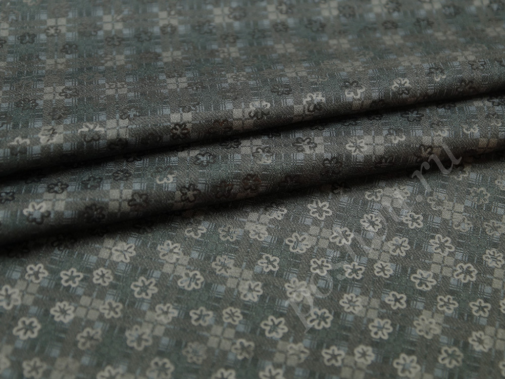 Плательная ткань в клетку с цветами шелкографии в серых тонах