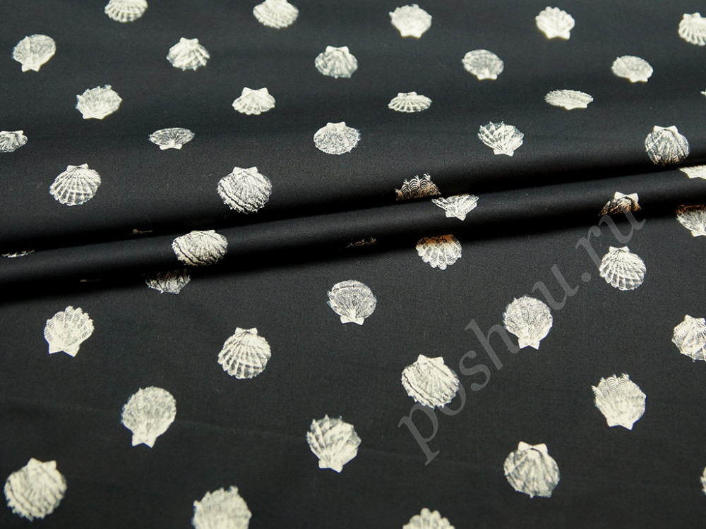 Хлопковая костюмно-плательная ткань с бежевыми ракушками на черном фоне